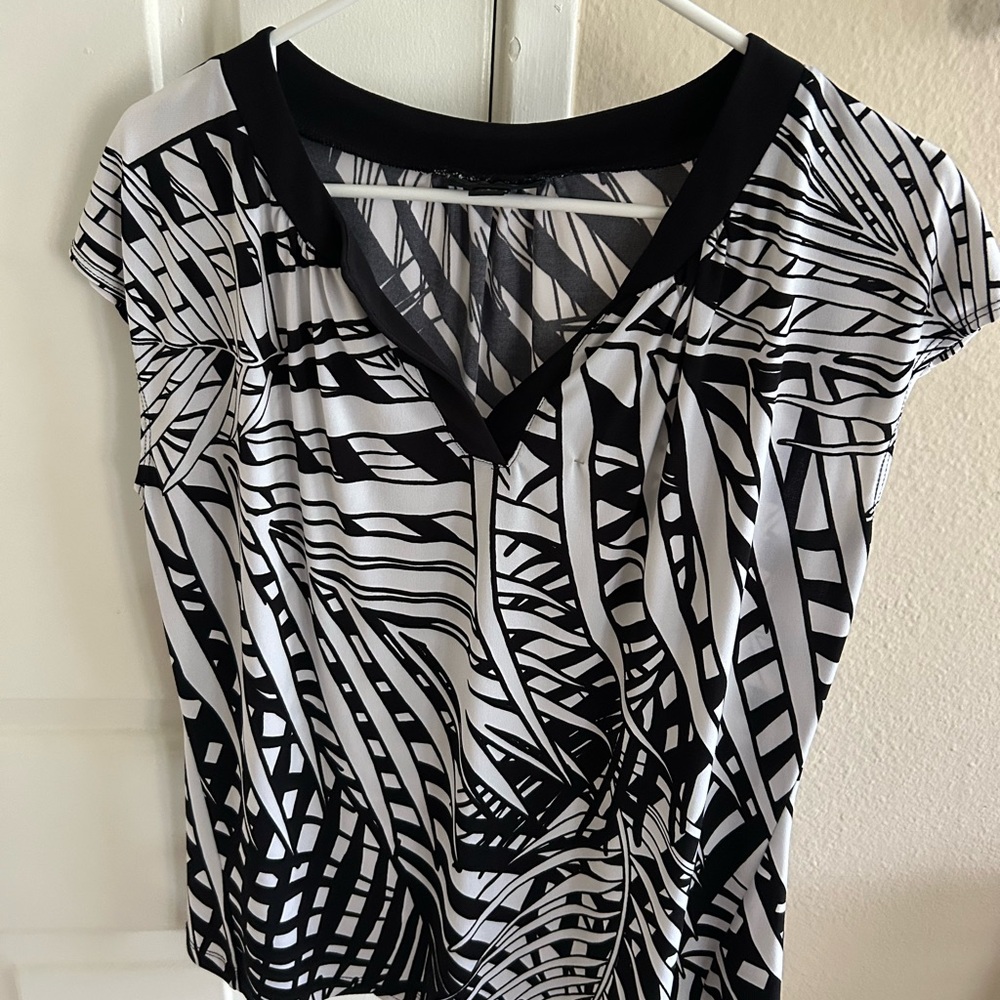 Worthington Black and White Abstract Blouse